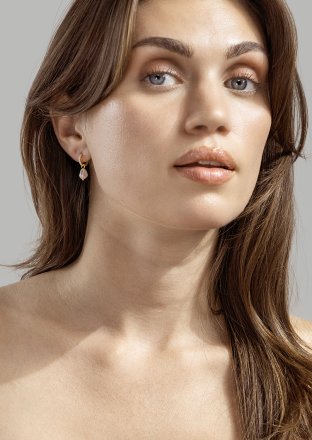 Pearl Charm Oorbellen – 18k Verguld