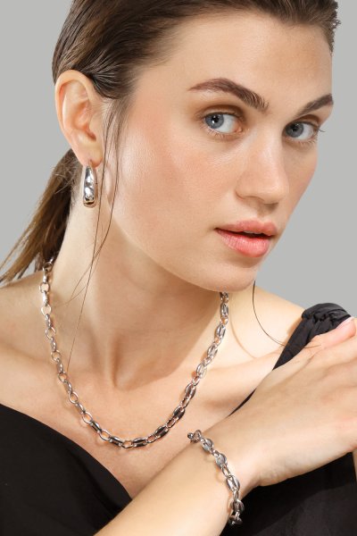 Oorbellen Bold Curve – Verzilverd